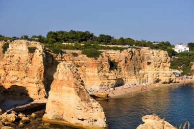 Verandalardan Benagil Mağaraları 'na, oradan da Portekiz' e nefes kesici manzaralı yürüyüş yolu.