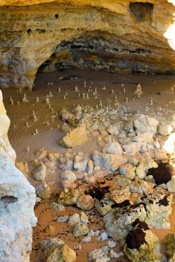 Verandalardan Benagil Mağaraları 'na, oradan da Portekiz' e nefes kesici manzaralı yürüyüş yolu.
