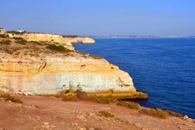 Verandalardan Benagil Mağaraları 'na, oradan da Portekiz' e nefes kesici manzaralı yürüyüş yolu.