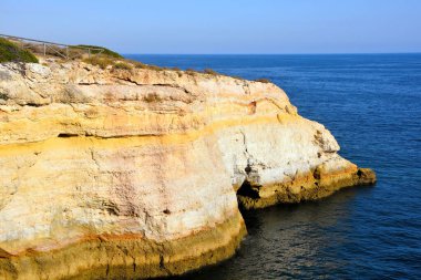 Verandalardan Benagil Mağaraları 'na, oradan da Portekiz' e nefes kesici manzaralı yürüyüş yolu.