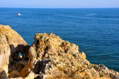 Verandalardan Benagil Mağaraları 'na, oradan da Portekiz' e nefes kesici manzaralı yürüyüş yolu.