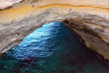 Benagil mağarasının karakteristik açılışı Lagoa Algarve Portekiz 'deki kayaların aşınmasıyla oluşmuştur.