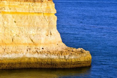 Verandalardan Benagil Mağaraları 'na, oradan da Portekiz' e nefes kesici manzaralı yürüyüş yolu.