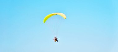 Benagil mağaraları üzerinde motorlu yamaç paraşütü (paraşütçü)