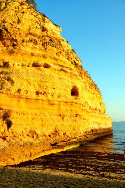 Praia da Marinha, Portimao ve Albufeira arasında, Algarve 'deki en güzel plajlardan biridir, Portekiz kayalarının arasına gizlenmiş büyüleyici hangarlar serisidir.