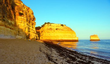 Praia da Marinha, Portimao ve Albufeira arasında, Algarve 'deki en güzel plajlardan biridir, Portekiz kayalarının arasına gizlenmiş büyüleyici hangarlar serisidir.
