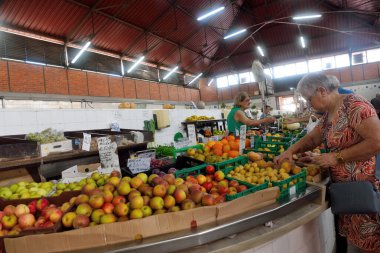 Olho pazarı, her sabah Pazar hariç her yerde çok taze balık bulabilirsiniz, her çeşit et, meyve ve sebze, süt ürünleri 18 Eylül 2024 Olhao Portekiz