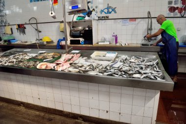 Limanın önündeki Olho belediyesinin taze balık pazarı 18 Eylül 2024 tarihinde Olhao Portekiz 'in en önemli pazarlarından biridir.