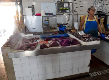 Limanın önündeki Olho belediyesinin taze balık pazarı 18 Eylül 2024 tarihinde Olhao Portekiz 'in en önemli pazarlarından biridir.