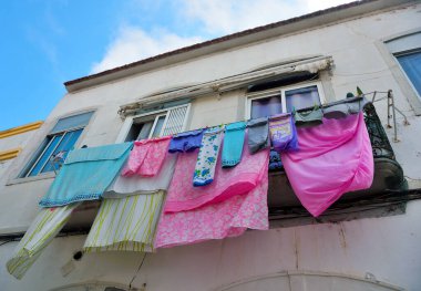 Eski kasaba Olho Algarve Portekiz 'de takılan kıyafetler.