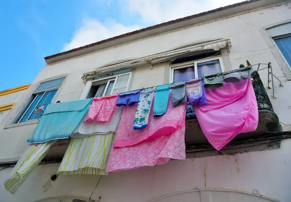 Eski kasaba Olho Algarve Portekiz 'de takılan kıyafetler.