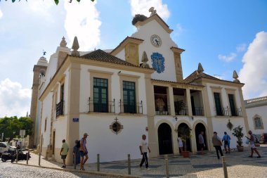 Olhao 'daki Nossa Senhora dos Aflitos Kilisesi 18 Eylül 2024 tarihinde Algarve' de bulunan ünlü leylek yuvası.