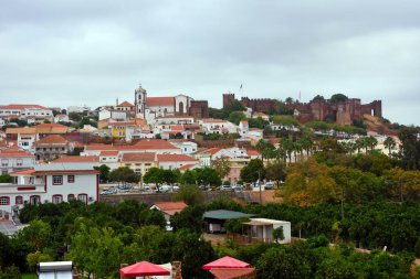 Algarve şehrinin krallığının eski başkentinin büyük tarihi önemi olan panoraması Silves Portekiz 'i ele geçirdi.