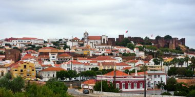 Algarve şehrinin krallığının eski başkentinin büyük tarihi önemi olan panoraması Silves Portekiz 'i ele geçirdi.