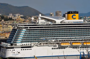 Majestic yolcu gemisi Costa smeralda 2025 Nisan Ceneviz Limanı 'ndaki feribot terminalinin iskelesine yanaştı.