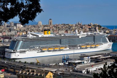 Majestic yolcu gemisi Costa smeralda 2025 Nisan Ceneviz Limanı 'ndaki feribot terminalinin iskelesine yanaştı.