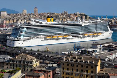 Majestic yolcu gemisi Costa smeralda 2025 Nisan Ceneviz Limanı 'ndaki feribot terminalinin iskelesine yanaştı.