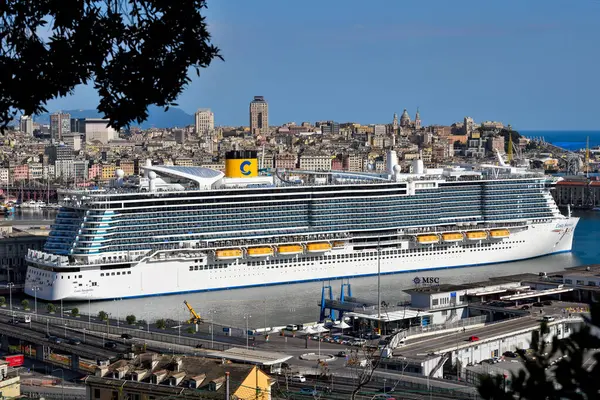 Majestic yolcu gemisi Costa smeralda 2025 Nisan Ceneviz Limanı 'ndaki feribot terminalinin iskelesine yanaştı.