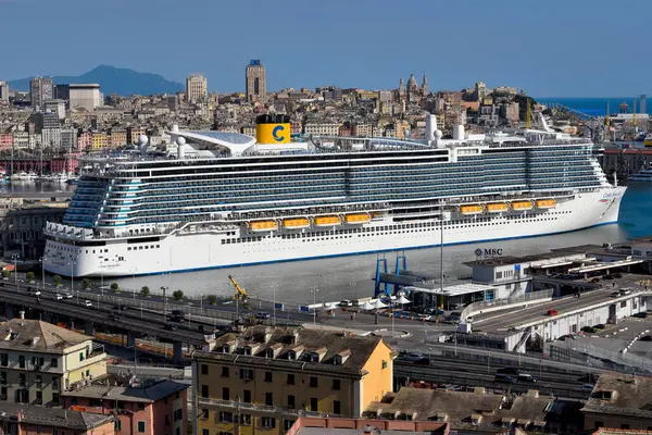 Majestic yolcu gemisi Costa smeralda 2025 Nisan Ceneviz Limanı 'ndaki feribot terminalinin iskelesine yanaştı.