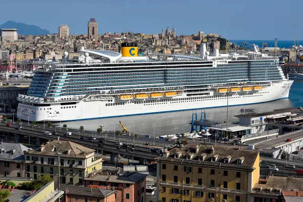 Majestic yolcu gemisi Costa smeralda 2025 Nisan Ceneviz Limanı 'ndaki feribot terminalinin iskelesine yanaştı.