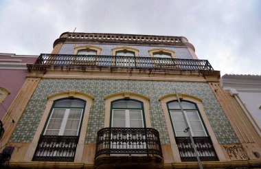 tipik evler kiremitlerle (azulejos) süslenmiş silve algarve Portekiz gümüşleriyle
