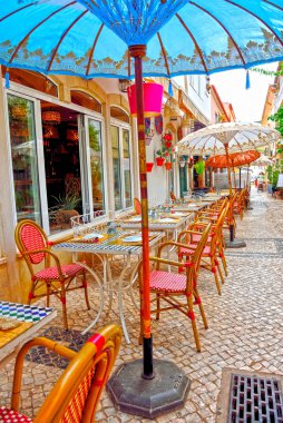 Silves Portekiz 'in yayalara ayrılmış eski bir kasabasındaki açık hava restoran masaları.