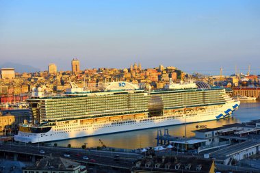 Güneş Prensesi Hamilton yolcu gemisi 10 Nisan 2025 Cenova, İtalya 'daki liman iskelesine yanaştı.