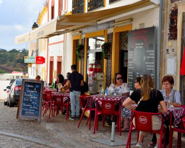 Algarve 19 Eylül 2024 Alte Portekiz 'in Portekiz köyündeki bir büfe ve lokanta restoranında turistler