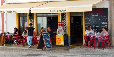 Algarve 19 Eylül 2024 Alte Portekiz 'in Portekiz köyündeki bir büfe ve lokanta restoranında turistler
