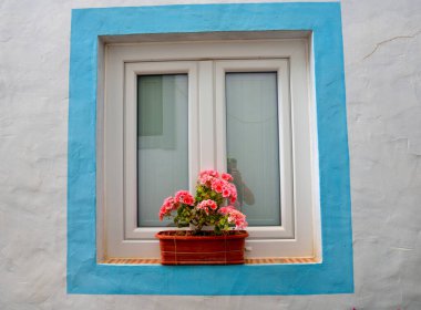 Alte Algarve Portekiz 'in eski kasabasının karakteristik penceresi