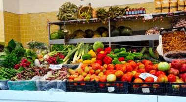 Portekiz 'in Algarve köyünün kapalı belediye pazarında taze meyve ve sebzeler 20 Sep 2024 sao bartolomeu de messines Portekiz