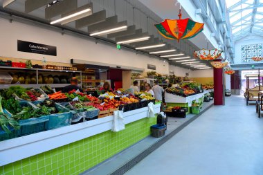 Portekiz 'in Algarve köyünün kapalı belediye pazarında taze meyve ve sebzeler 20 Sep 2024 sao bartolomeu de messines Portekiz