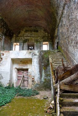  Sürgündeki Monchique Manastırı 'nın kalıntıları, Portekiz.