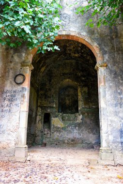  Sürgündeki Monchique Manastırı 'nın kalıntıları, Portekiz.