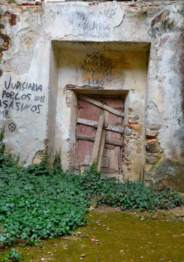  Sürgündeki Monchique Manastırı 'nın kalıntıları, Portekiz.