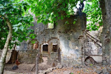  Sürgündeki Monchique Manastırı 'nın kalıntıları, Portekiz.