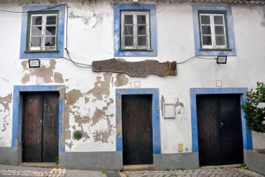 Monchique Algarve Portekiz 'in eski kasabasında pitoresk evler