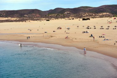 Praja de Bordeira Carrapateira 'daki sörfçüler ve turistler 20 Eylül 2024 Aljezur Portekiz