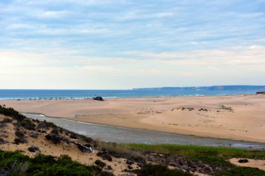 Bordeira plajı. Uçurtma ve Portekiz sörfü için yaygın olarak kullanılır.