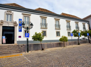  Piskoposluk Sarayı ve Müzesi 1585 yılında inşa edildi ve müze Faro Portekiz 'de inşa edildi.