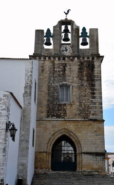 14. yüzyılda kutsanmış Santa Maria Katedrali 'nin çan kulesi, Gotik stil Faro Portekiz' de 1251 yılında inşaata başladı.