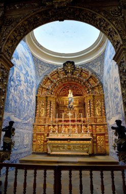 14. yüzyılda kutsanmış olan Santa Maria Katedrali 'nin içinde 21 Eylül 2024 tarihinde Gotik stil 1251' de başladı.