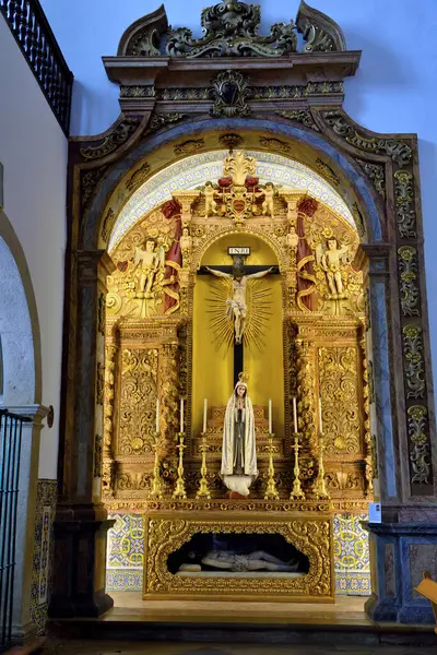 14. yüzyılda kutsanmış olan Santa Maria Katedrali 'nin içinde 21 Eylül 2024 tarihinde Gotik stil 1251' de başladı.