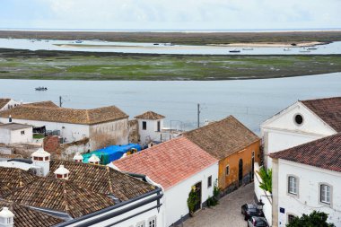 Panorama, Faro Algarve Portekiz 'deki Santa Maria Katedrali' nin çan kulesinden görüldü.