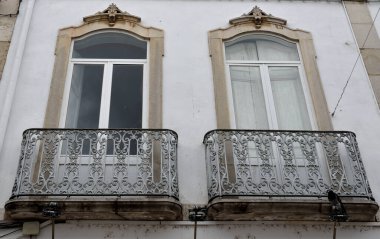 Faro algarve Portekiz 'deki tarihi binaların karakteristik pencereleri