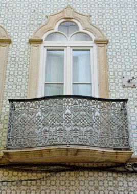 Faro algarve Portekiz 'deki tarihi binaların karakteristik pencereleri