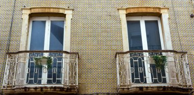 Faro algarve Portekiz 'deki tarihi binaların karakteristik pencereleri