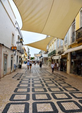  Portekiz 'in Algarve şehrinin yayalara ayrılmış tarihi merkezinde turistler 21 Eylül 2024 Faro Portekiz