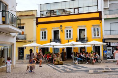  Portekiz 'in Algarve şehrinin yayalara ayrılmış tarihi merkezinde turistler 21 Eylül 2024 Faro Portekiz