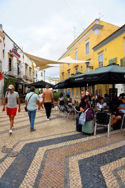Portekiz 'in Algarve şehrinin yayalara ayrılmış tarihi merkezinde 21 Eylül 2024 Faro Portekiz
